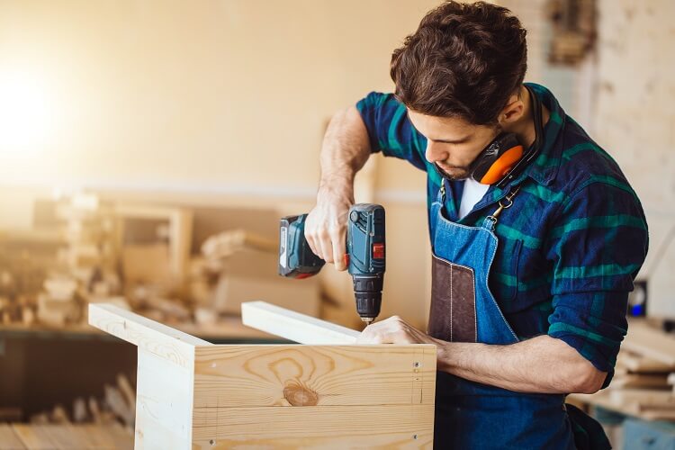 Homem montando móvel