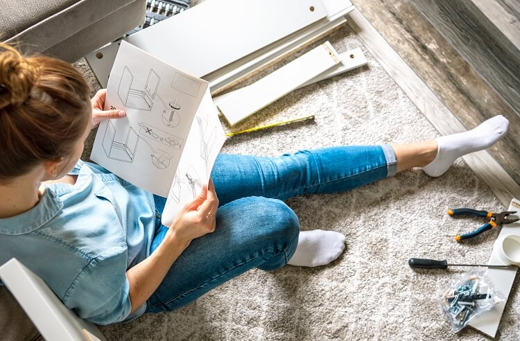 Mulher lendo manual de instruções