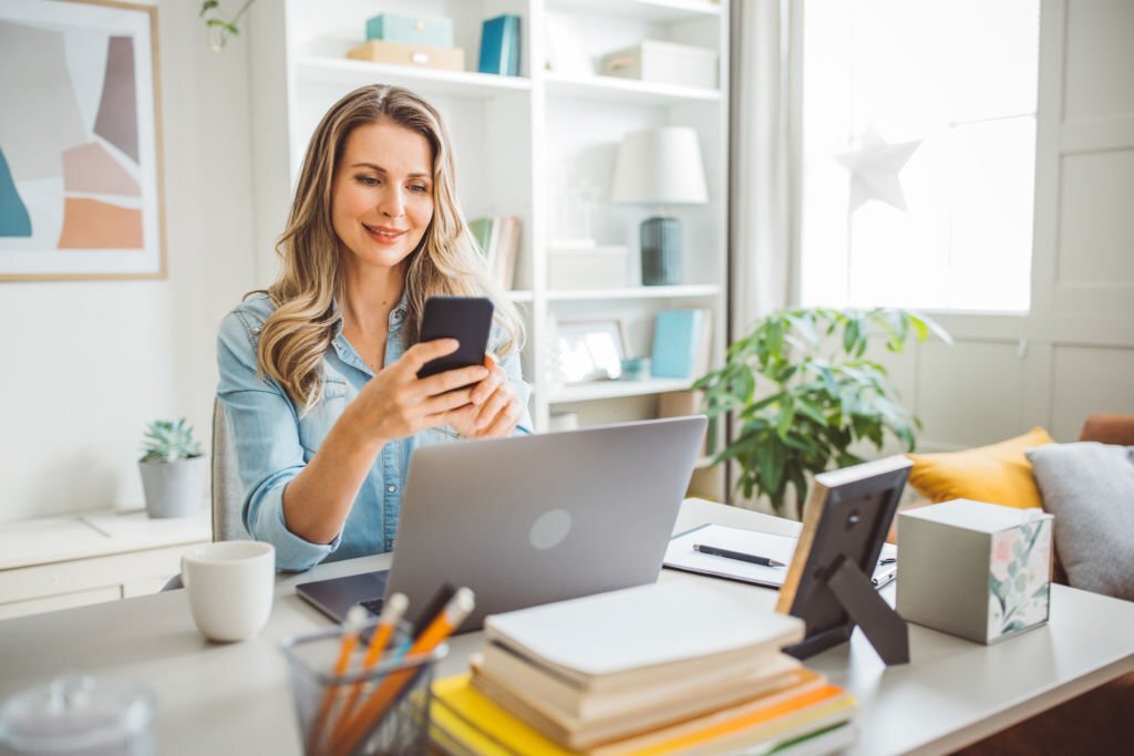Mulher plena e produtiva em home office