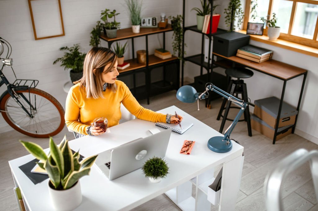 Limpeza diária e organização contínua da mesa impactam positivamente o trabalho.