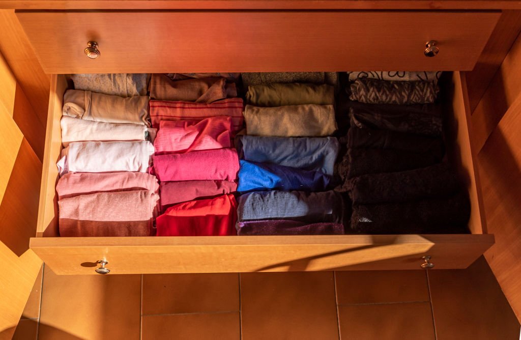 Gaveta de Roupas organizada por cores