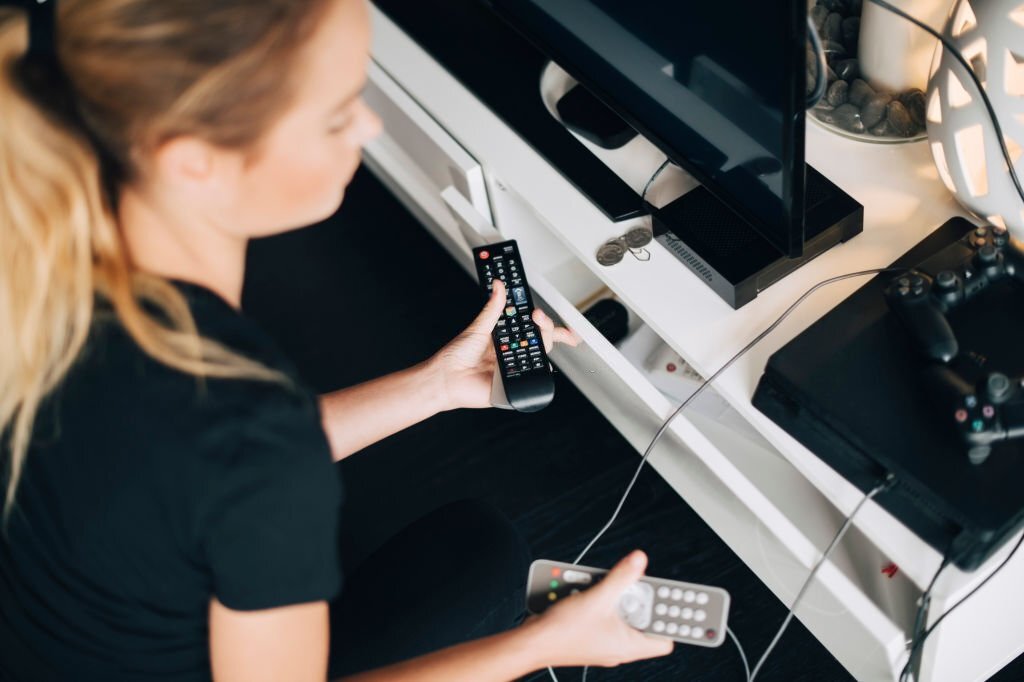 Gavetas do rack servem para guardar controles remotos e objetos eletrônicos na sala.