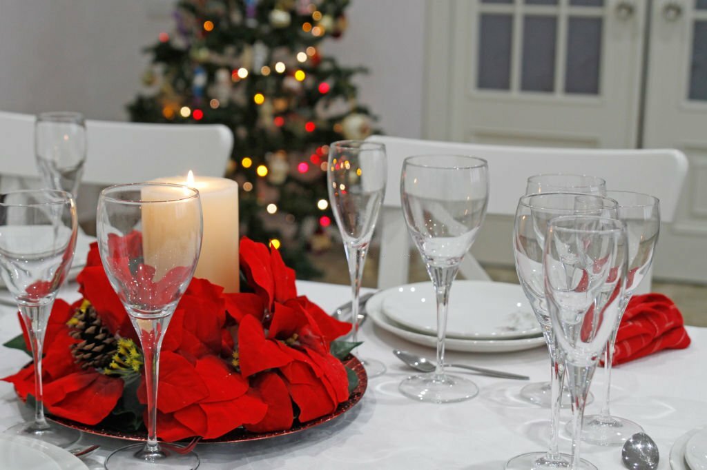 Arranjo de mesa de Natal decorado com flores da planta Bico-de-Papagaio.