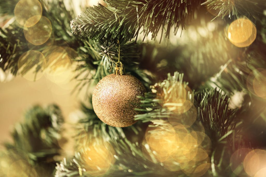 árvore de natal com bola dourada