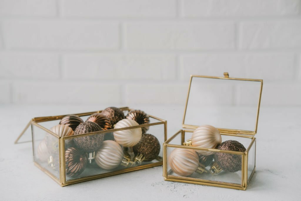 Duas caixas de vidro decoradas com bolas de Natal