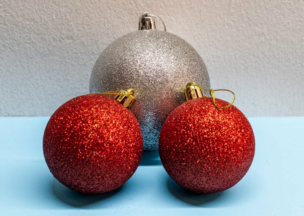 bolas de natal com glitter nas cores vermelha e prata. 
