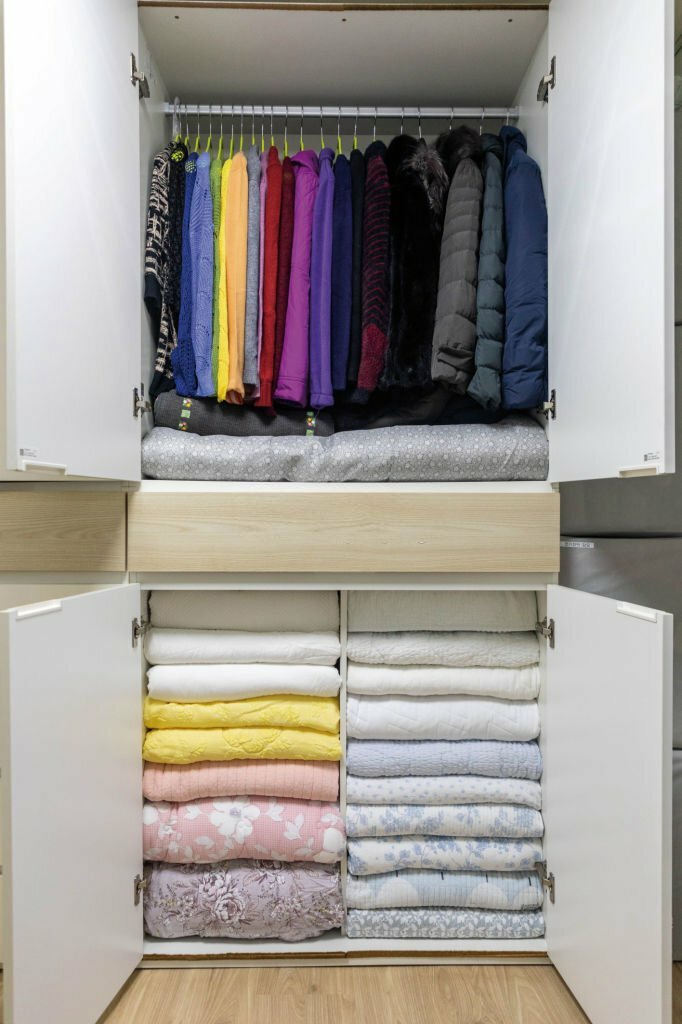 organize tudo dentro do armário por ordem de cores e categorias de peças