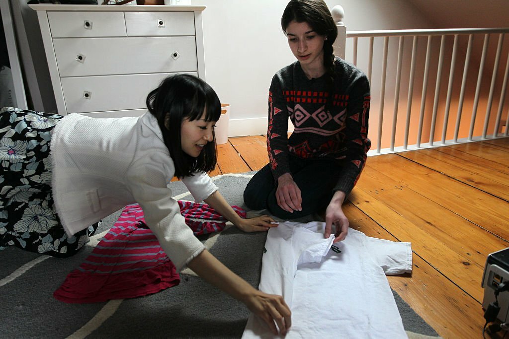 Marie Kondo ensina à cliente o seu famoso método para dobrar roupas.