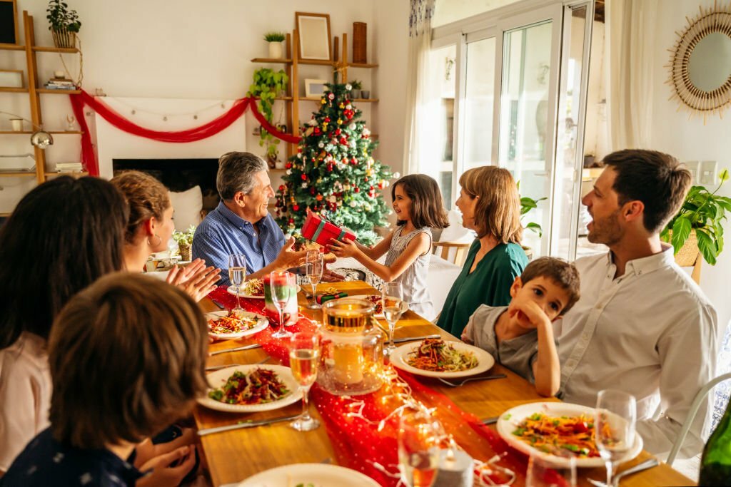 Família reunida na ceia de natal. 