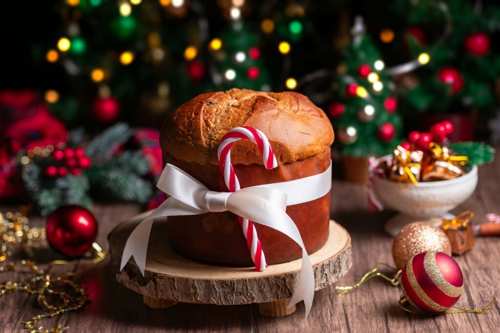 Panetone enfeitado com laço para a decorar a ceia