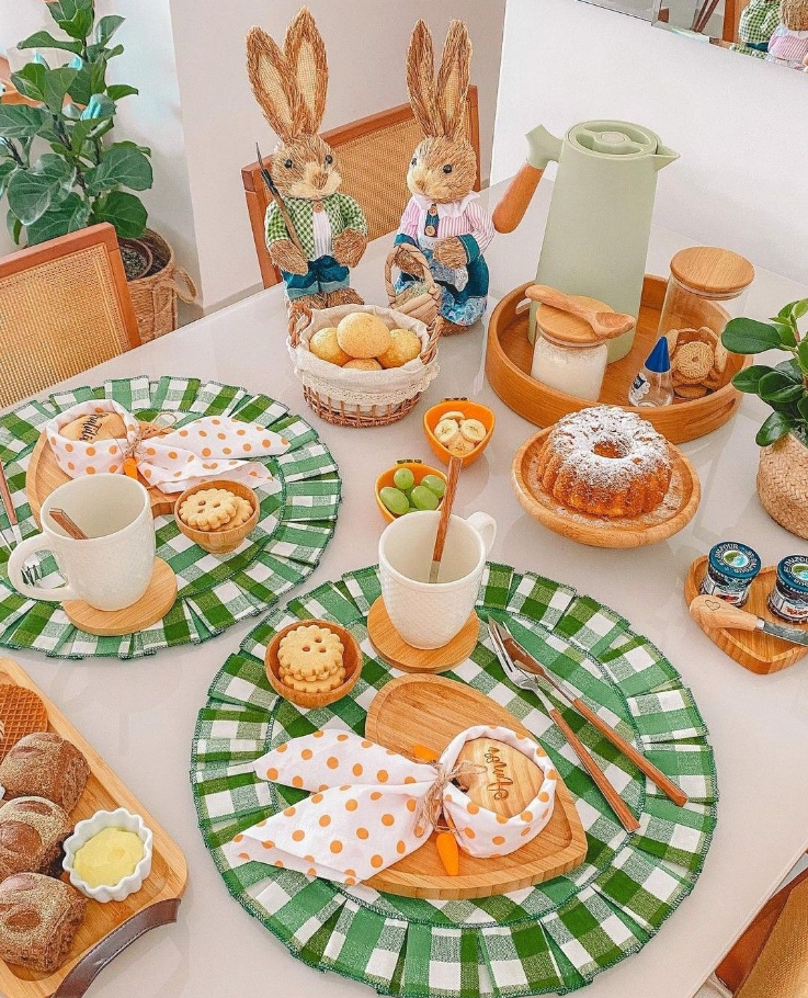 bela mesa posta de café da manhã de páscoa nas cores branca, verde e laranja. 