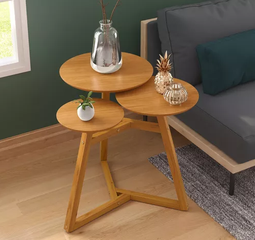mesa com 3 tampos de madeira na cor amêndoa. 