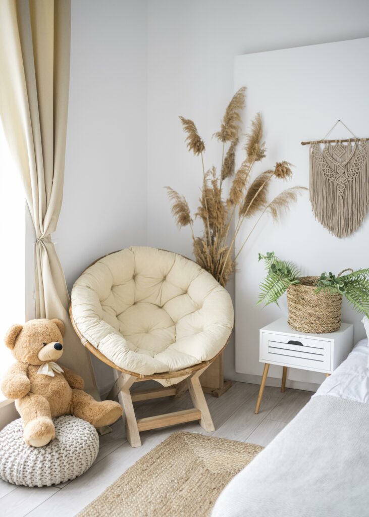 Quarto infantil com elementos artesanais para decoração em estilo escandinavo.