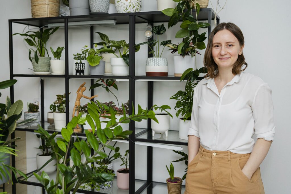 Estante em casa repleta de plantas com folhagens verdes naturais.