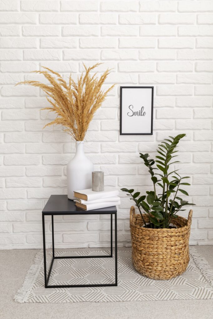 Mesa de metal com linhas retas para decoração minimalista.