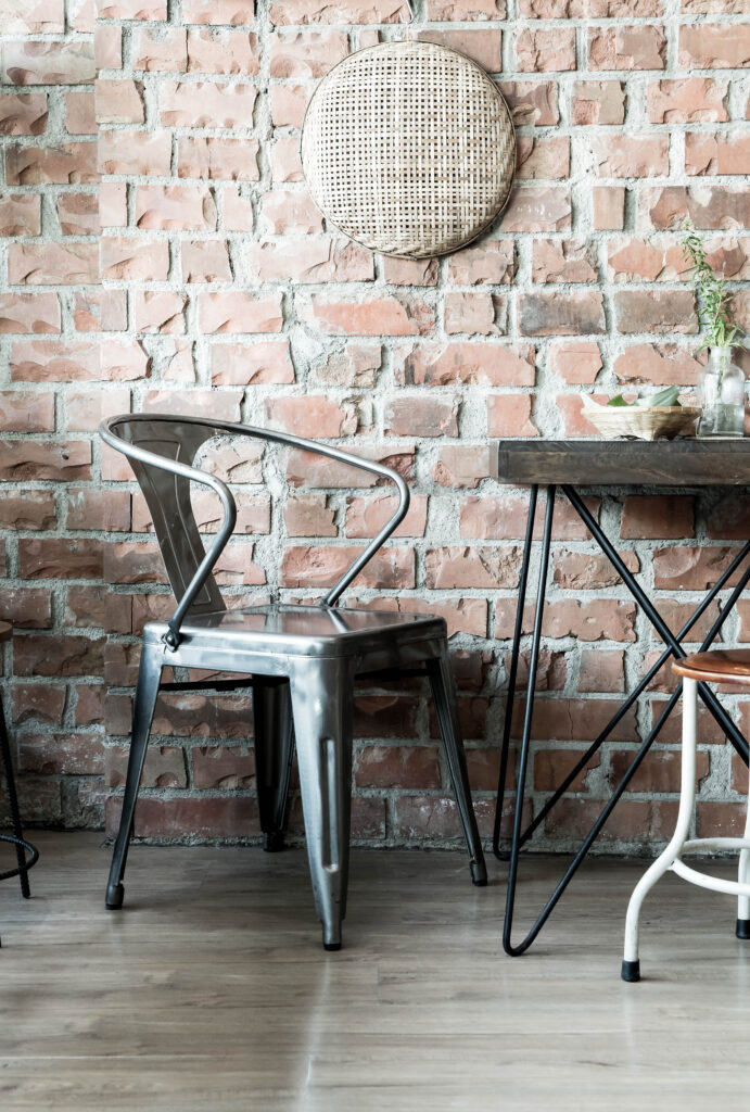Móveis de metal na decoração de estilo industrial.