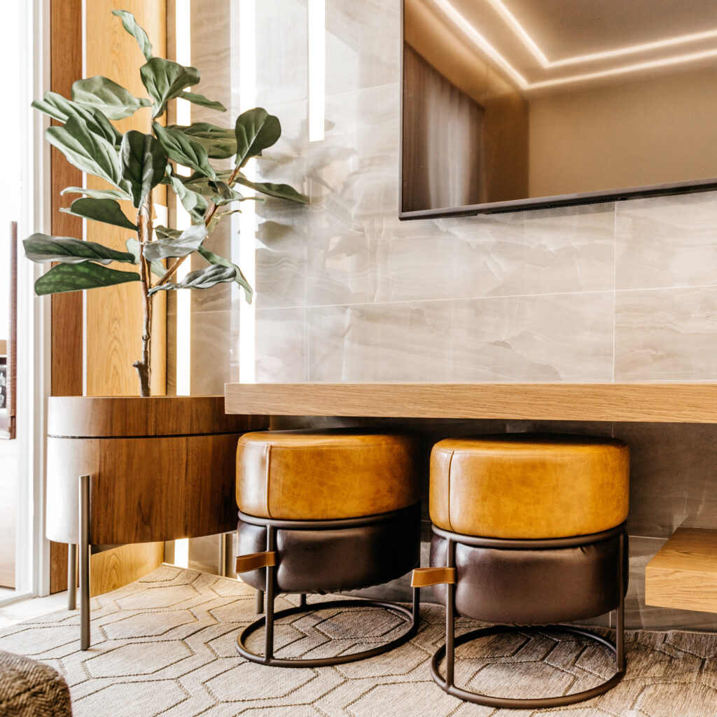 decoração com mistura de materiais: couro, metal e madeira.
