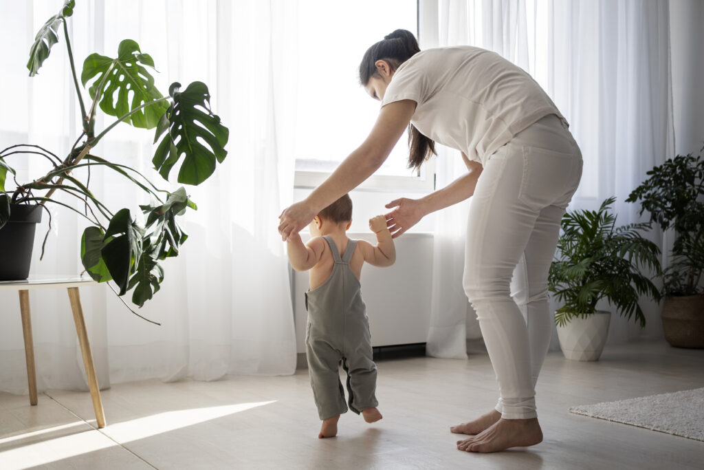 criança aprendendo a andar com a ajuda da mãe.