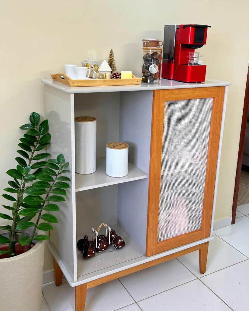 Buffet como móvel de apoio para o cantinho do café.