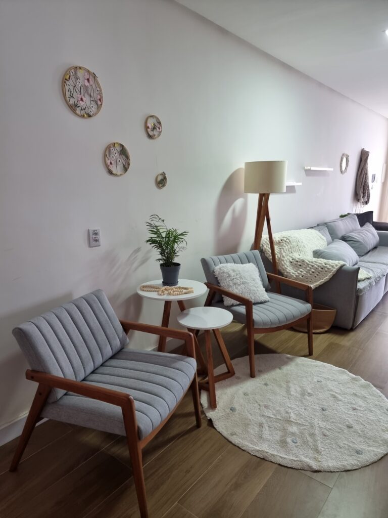 Decoração de ambiente contemporâneo em cores neutras.