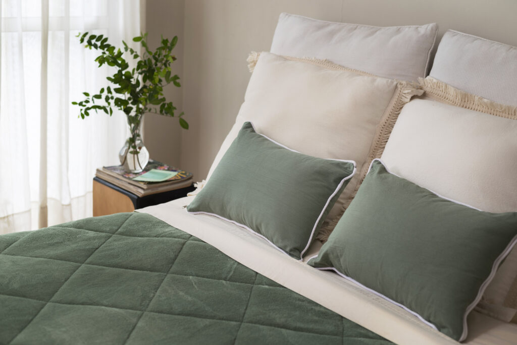 jogo de cama nas cores verde, areia e branco.
