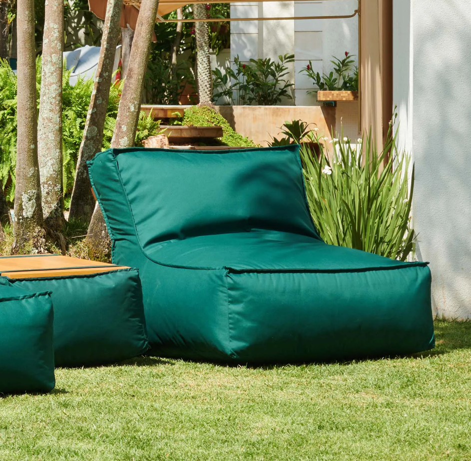Móveis em cor verde decorando o jardim.