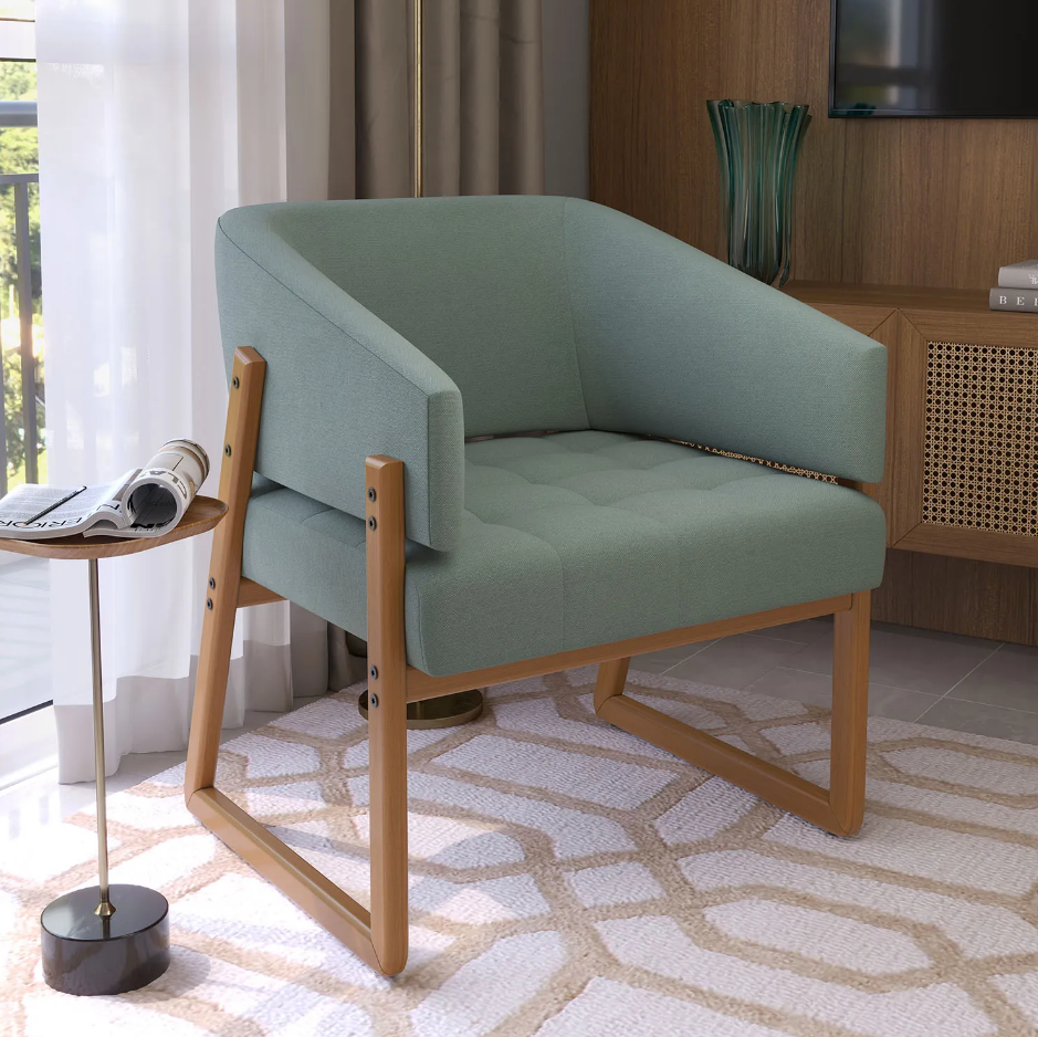 ambiente com decoração elegante com poltrona verde, fundo amadeirado, cortina e tapete em tons neutros.