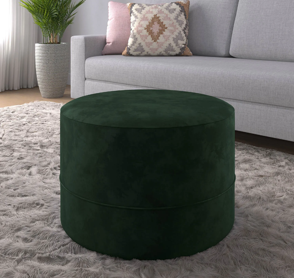puff verde em primeiro plano com sofá cinza ao fundo.