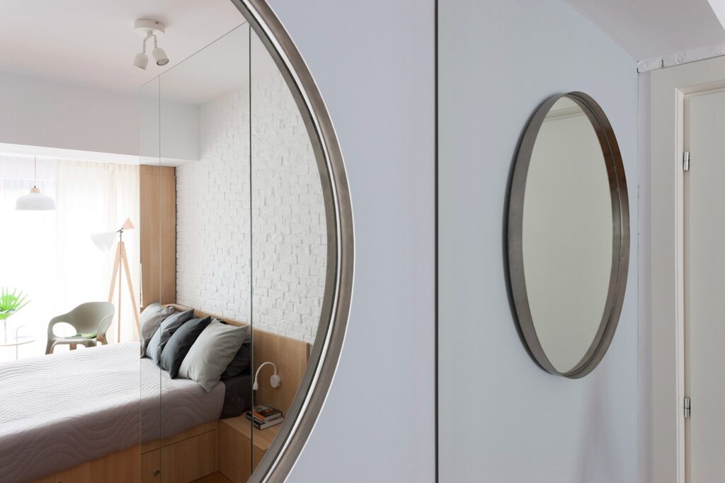 armário com porta espelhada em quarto