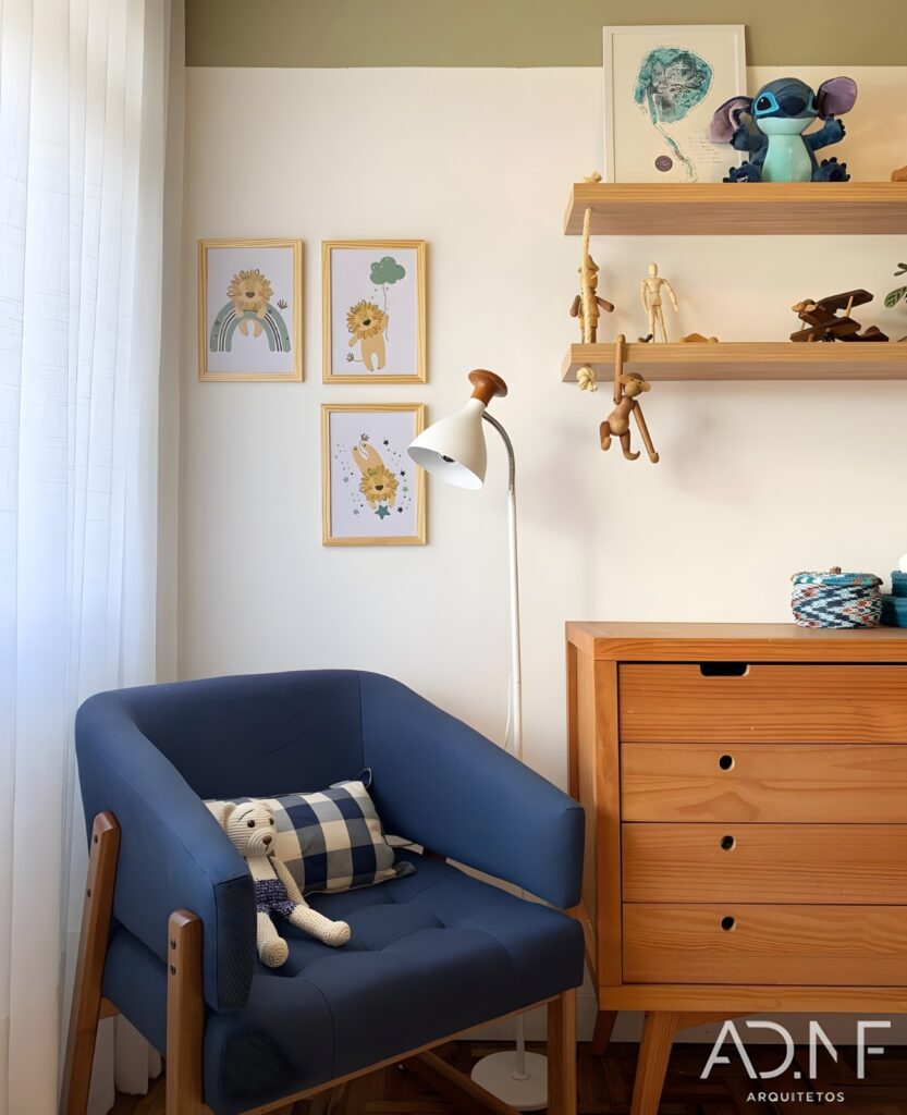 Poltrona Air azul-marinho complementando a decoração de quarto infantil.