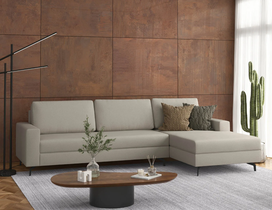 Sofá areia com parede terracota para completar decoração em tons terrosos