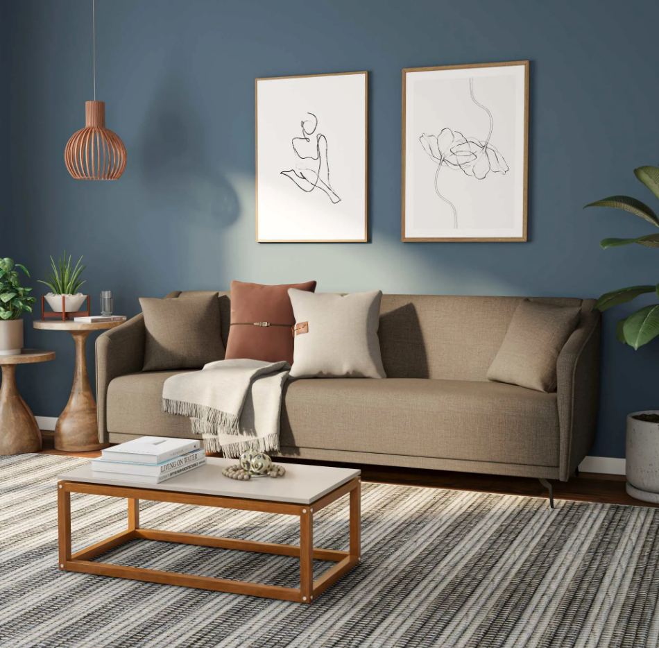 Tons terrosos na decoração da sala com parede azul