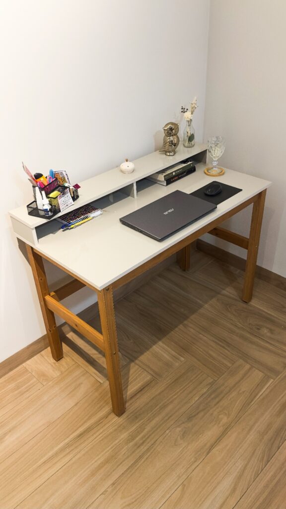 Escrivaninha Califórnia decorada de modo prático e funcional para ambiente de home office.