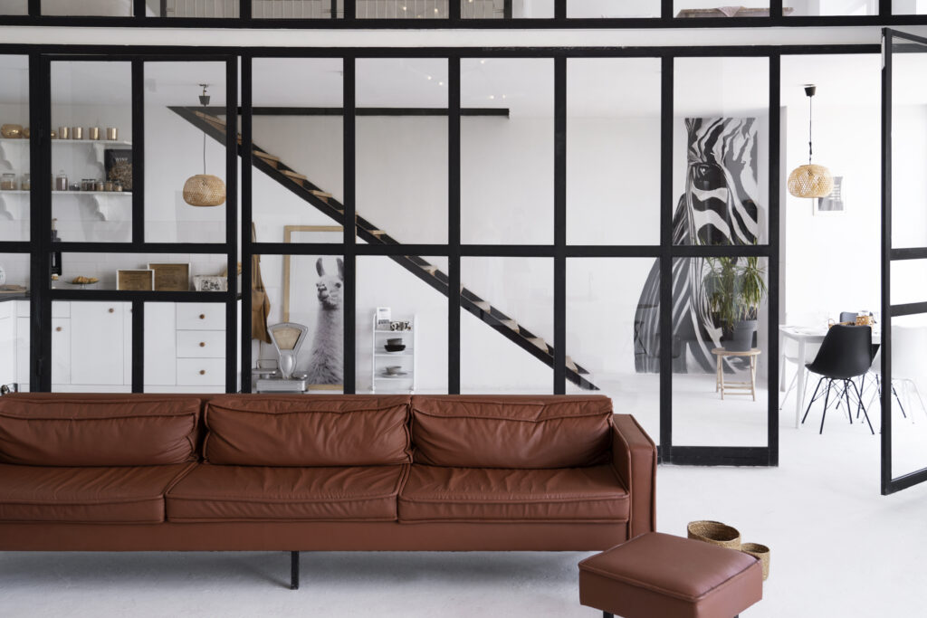 Ambientes integrados e amplos, uso de metal e vidro e linhas retas são características do estilo moderno.