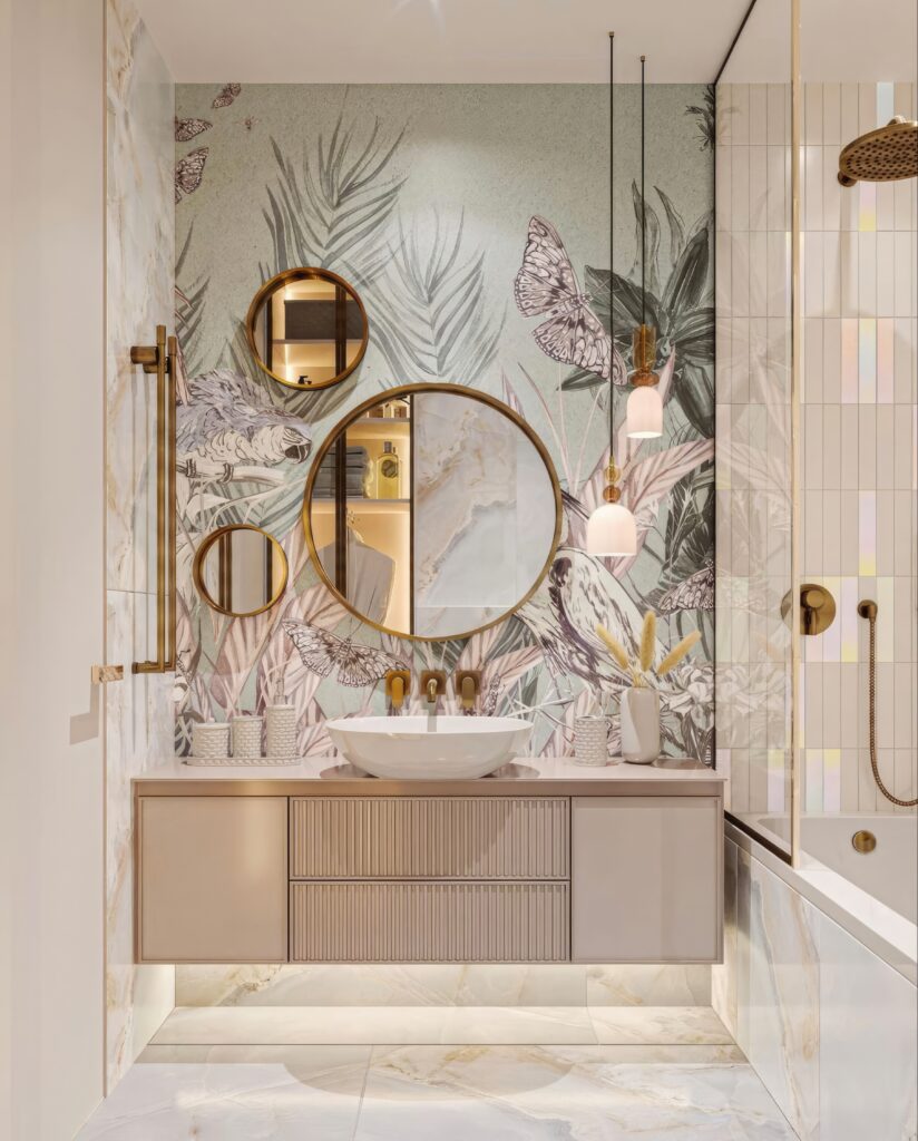 Papel de parede com inspiração maximalisma com estampa de grandes borboletas em lavabo com metais dourados.