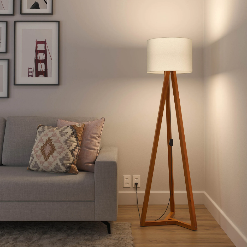 Sala decorada com sofá Loft e luminária de chão Classic, exemplos de móveis com os pés aparentes. 