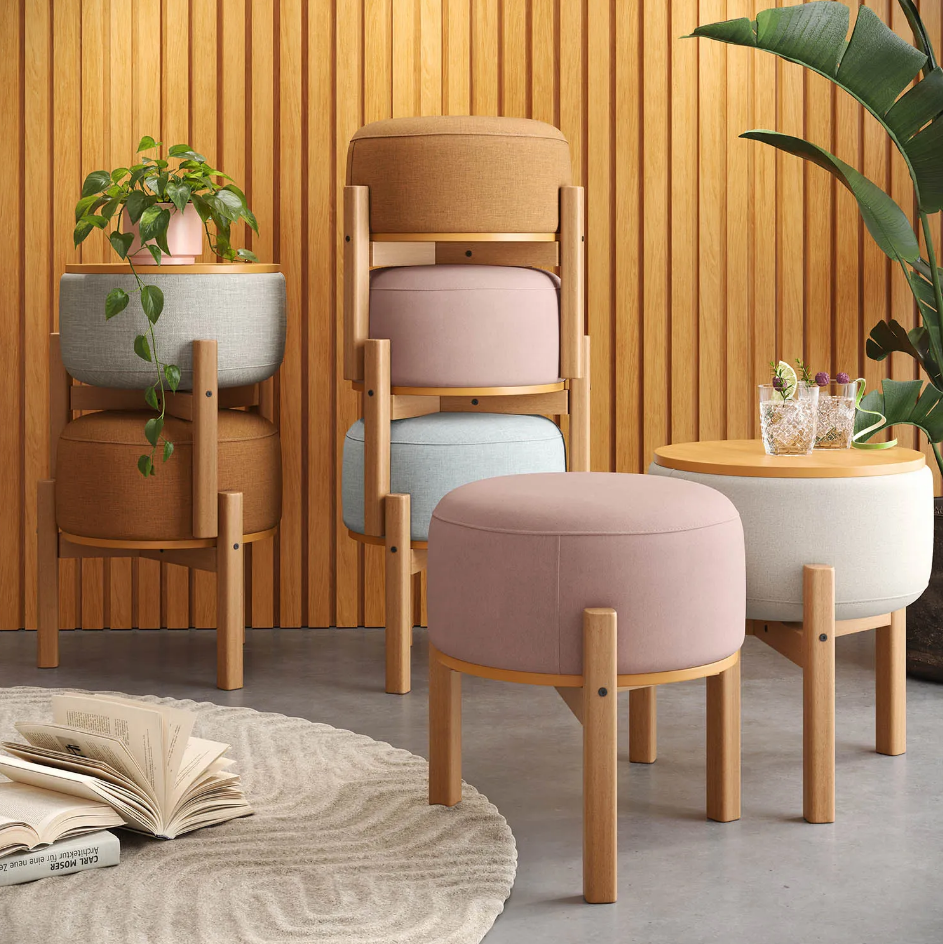 Móveis como o puff pill servem como assento e como mesa de apoio na decoração. 