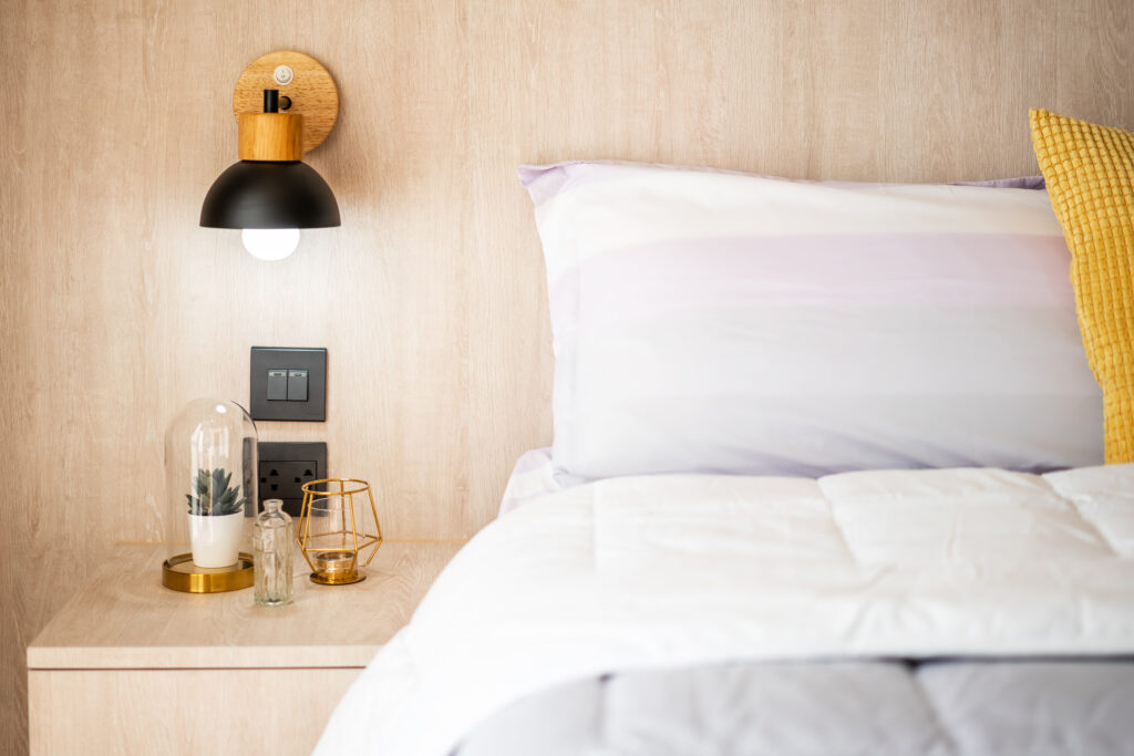 Tomada ao lado da cama