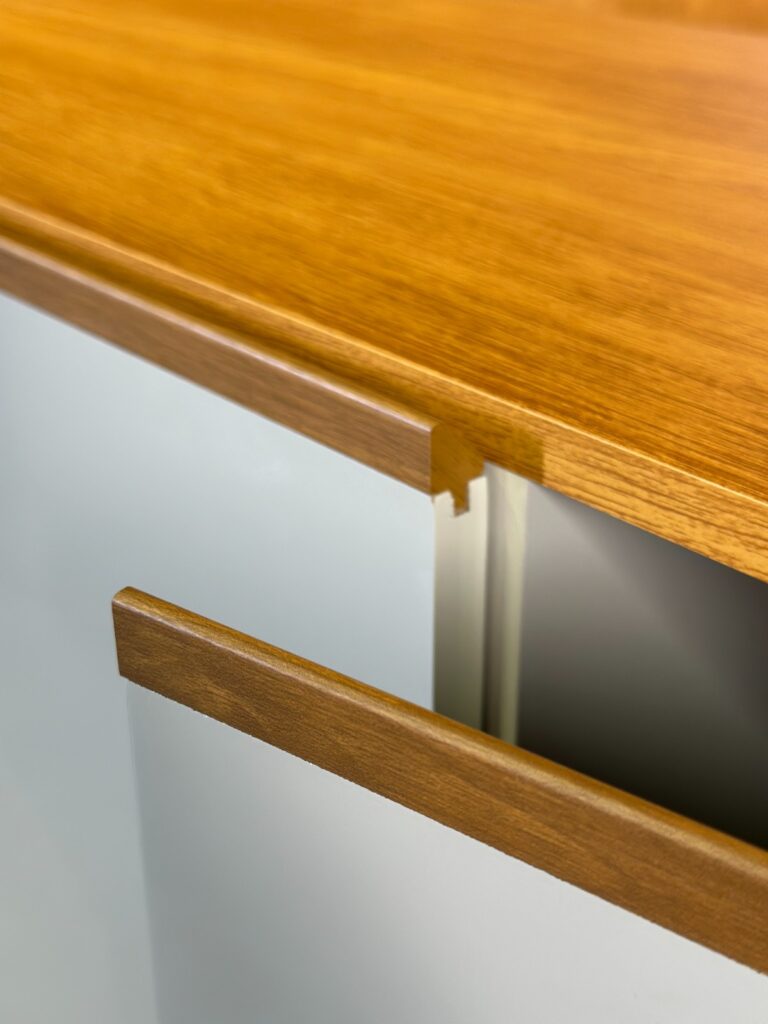 Acabamento em mdf na cor amêndoa para efeito amadeirado sofisticado combinado com porta off-white. 